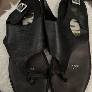 Throwback Black toe strapped sandals